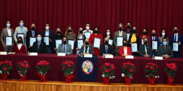 Entregan Premios Anuales a trabajadores, académicos e investigadores distinguidos de Unison