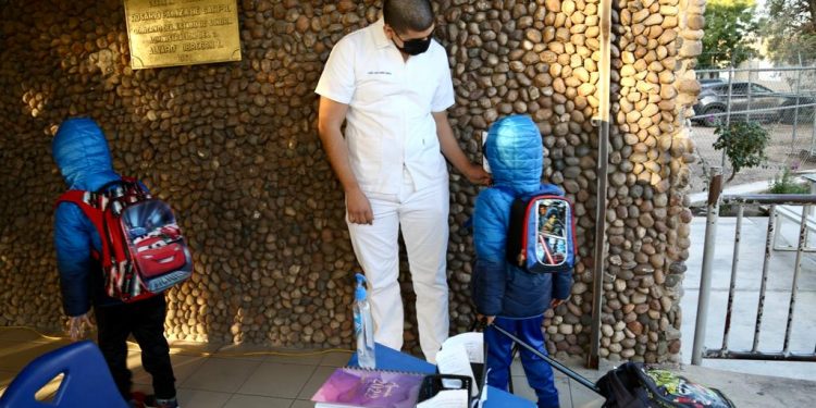 Regresan alumnos de educación básica a clases en Sonora