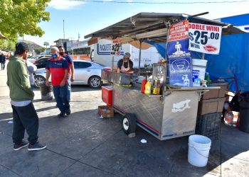 Deben vendedores ambulantes renovar permisos