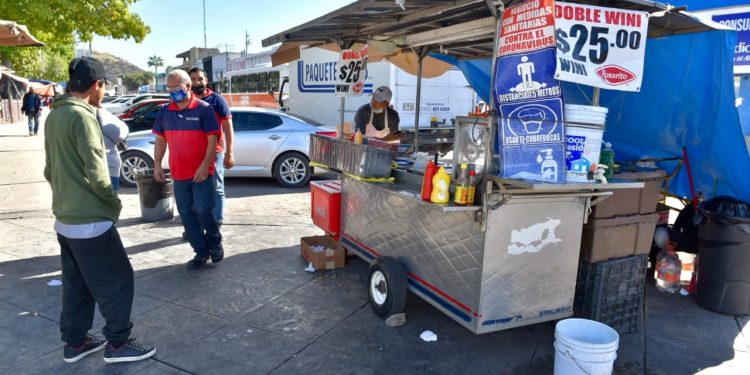 Deben vendedores ambulantes renovar permisos