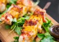 Brochetas de pollo con salsa de piña