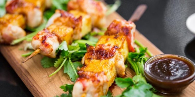 Brochetas de pollo con salsa de piña