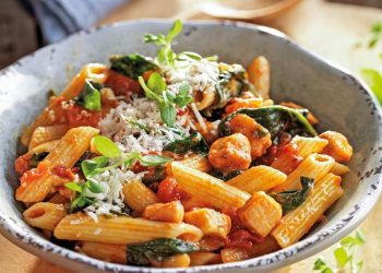 Macarrones con pollo, tocino y espinacas