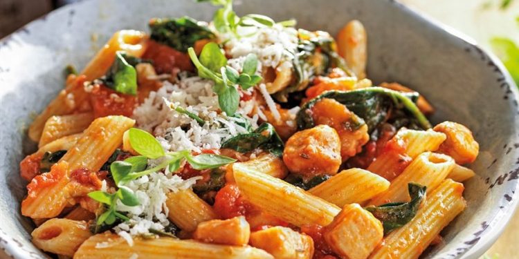 Macarrones con pollo, tocino y espinacas