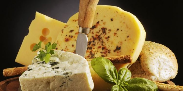 ¿Qué le sucede a tu cuerpo si comes queso antes de ir a dormir?