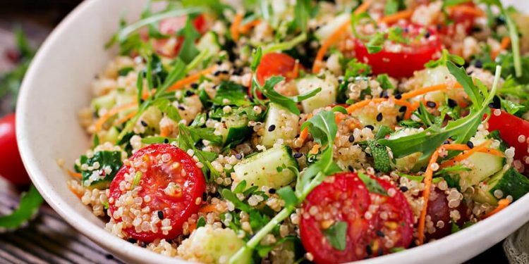 Ensalada de quinoa, tomate y albahaca