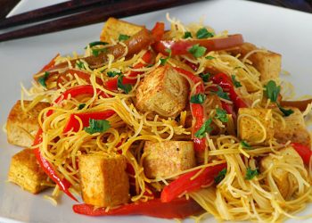 Fideos de arroz con salteado de tofu y pimiento