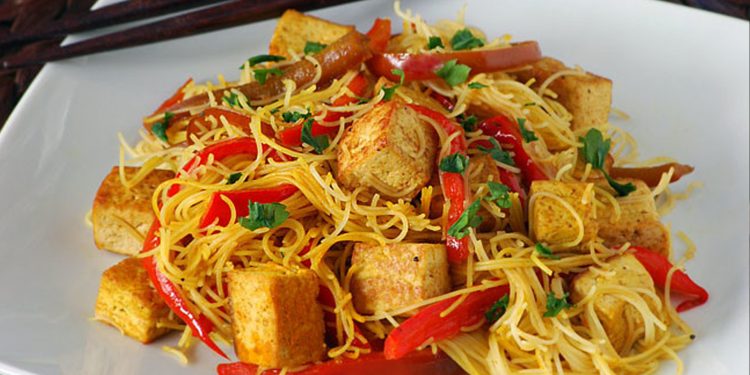 Fideos de arroz con salteado de tofu y pimiento
