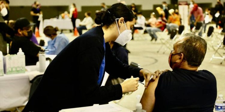 Concluye vacunación de refuerzo a personal educativo en Sonora