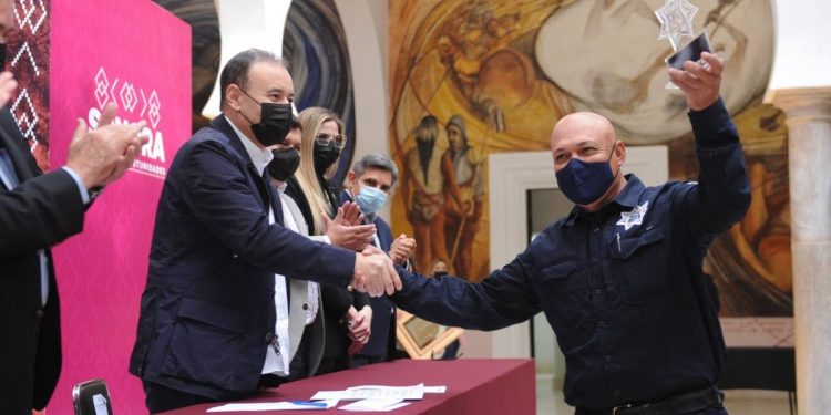 Entregan galardón a Policía del Año y reconocen a elementos en su día