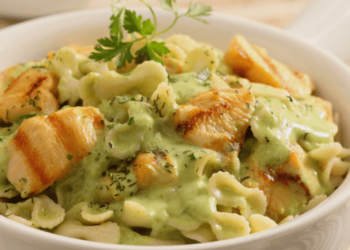 Pasta en salsa de cilantro con pollo preparada