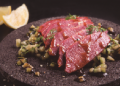 Lomo de atún ahumado con salsa de ajonjolí
