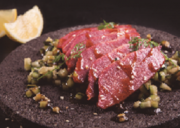 Lomo de atún ahumado con salsa de ajonjolí