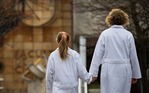 ¿Cómo celebrar el Día Internacional de la Mujer y la Niña en la Ciencia?