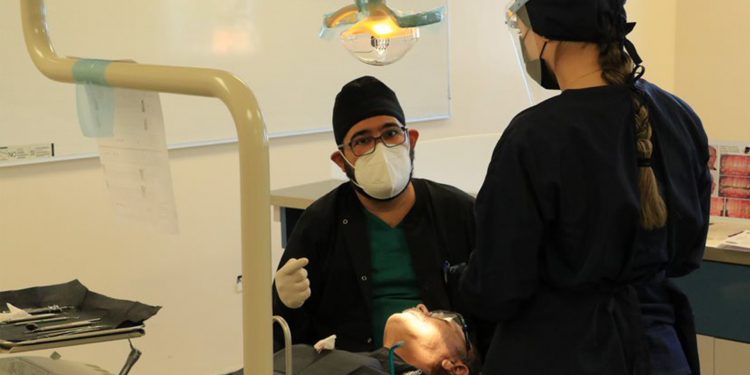 Celebran estudiantes universitarios el Día del Odontólogo