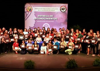 Por su dedicación al servicio de la institución reconocen a 76 trabajadoras universitarias