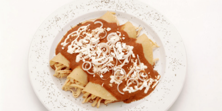 Enfrijoladas rellenas de pollo