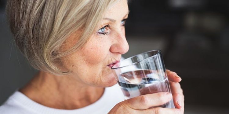 Beber suficiente agua puede prevenir la osteoporosis