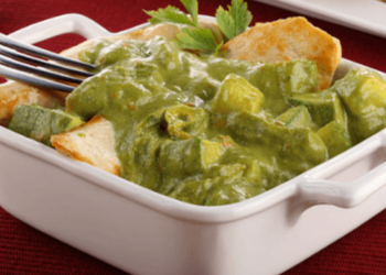 Pollo en salsa poblana