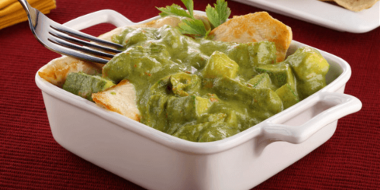 Pollo en salsa poblana