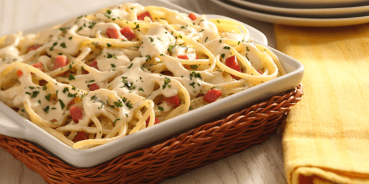 Spaghetti en salsa de perejil y tocino