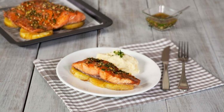 Salmón con mantequilla de cilantro