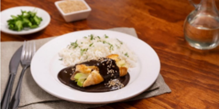 Rollo de pechuga con mole