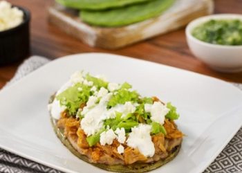 Huarache de nopal con tinga de atún
