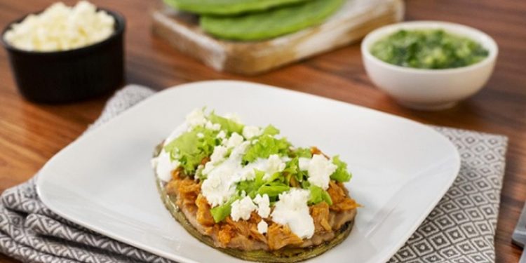 Huarache de nopal con tinga de atún