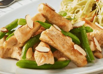 Fajitas de pollo salteadas con ejotes y almendras