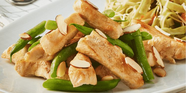 Fajitas de pollo salteadas con ejotes y almendras