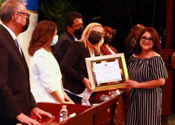 Reconoce Unison a 54 trabajadores de confianza  