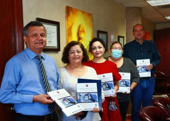 Dona Unison libro de Administración Pública al Cobach y Cecytes