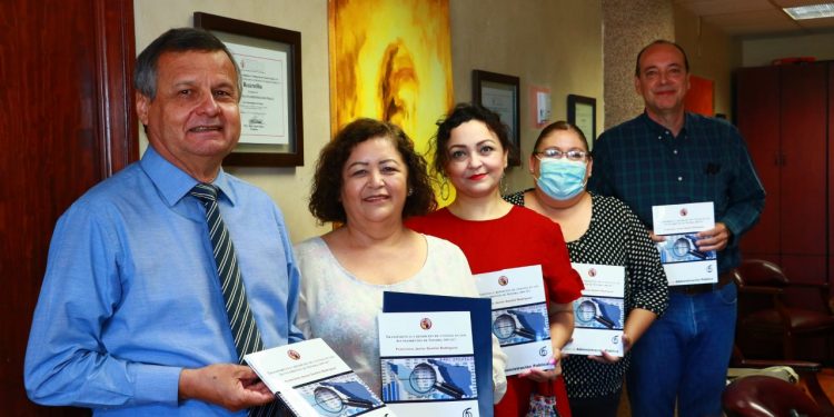 Dona Unison libro de Administración Pública al Cobach y Cecytes