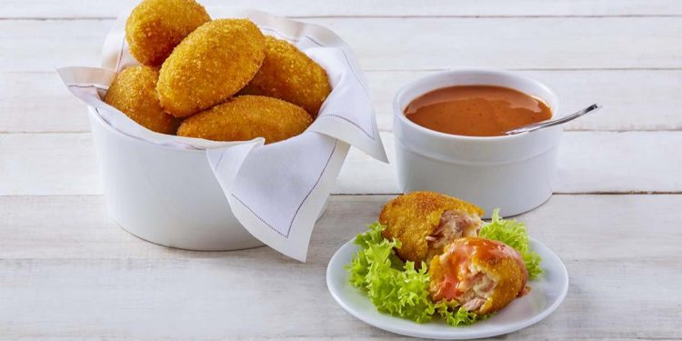 Croquetas de atún con salsa de chipotle