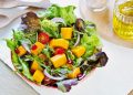 Ensalada con aderezo de mango y hierbabuena