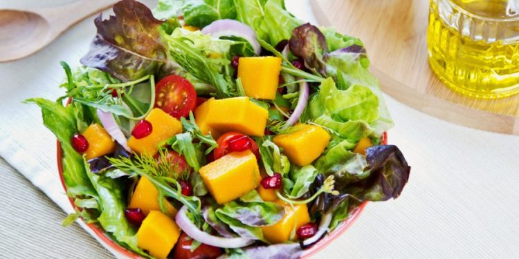 Ensalada con aderezo de mango y hierbabuena