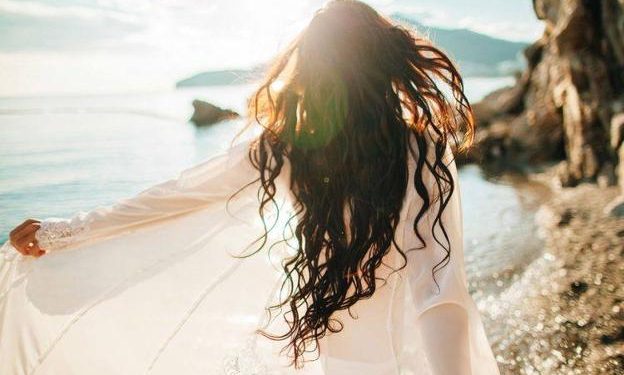 ¿El cabello crece más deprisa al sol? mito ó realidad