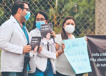 Médicos sí quieren hacer su servicio social en las comunidades, pero que no los maten