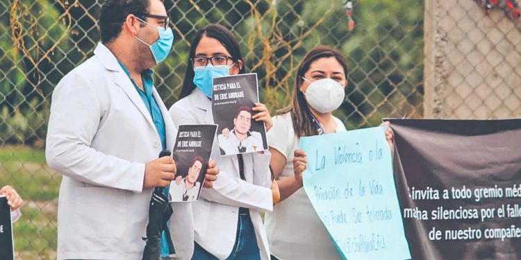 Médicos sí quieren hacer su servicio social en las comunidades, pero que no los maten