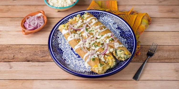 Flautas de Rajas con Crema
