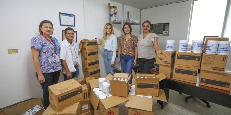 Entrega legisladora apoyos a afectados por lluvias en Empalme