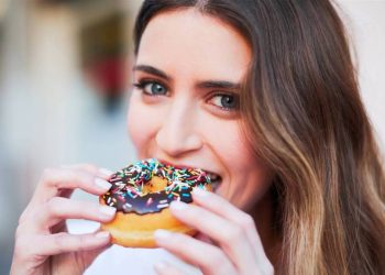 Descubren las neuronas culpables de los atracones de comida y cómo controlarlas