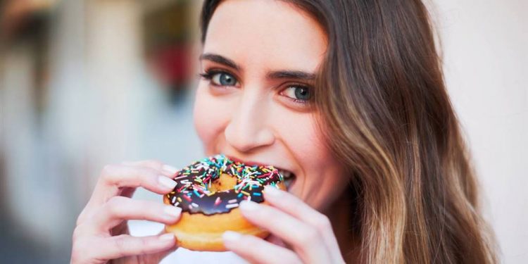 Descubren las neuronas culpables de los atracones de comida y cómo controlarlas