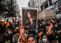 Mujeres Iraníes protestan por el asesinato de una joven que usó mal el hiyab