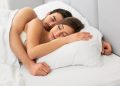 ¿Duermes de “cucharita” con tu pareja?… te sorprenderá lo que esto revela sobre su relación