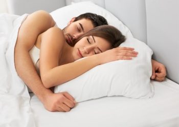 ¿Duermes de “cucharita” con tu pareja?… te sorprenderá lo que esto revela sobre su relación