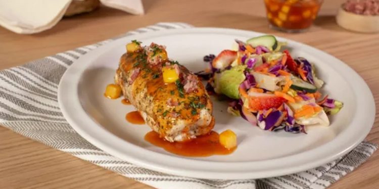 Rollo de Pollo con Salsa de Piña