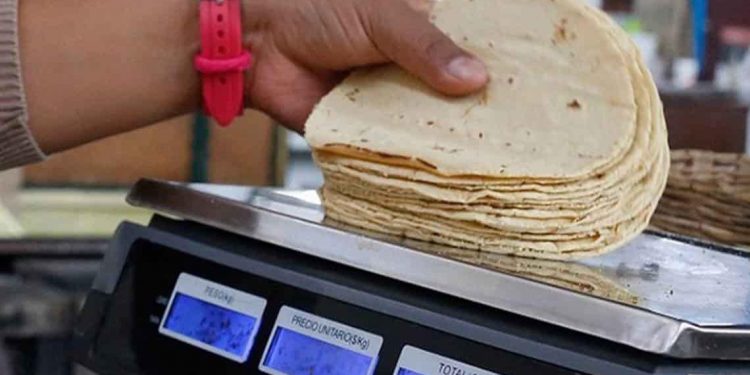 Gestiona AMLO baja de precios en canasta básica