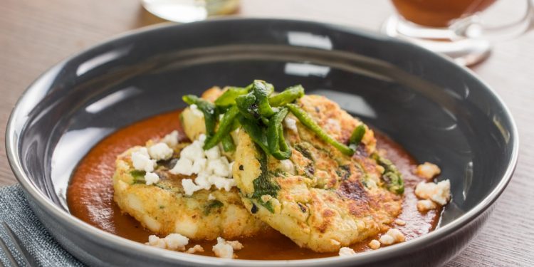 Tortitas de Papa y Poblano en Salsa Roja